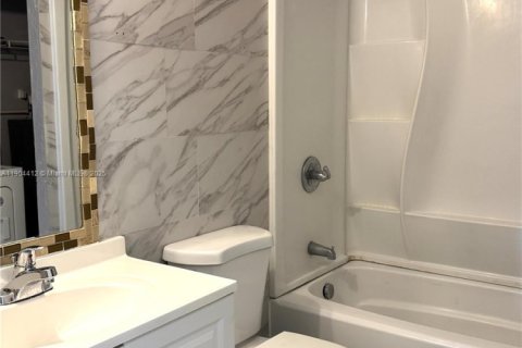 Villa ou maison à louer à Hollywood, Floride: 3 chambres, 98.1 m2 № 1955767 - photo 8