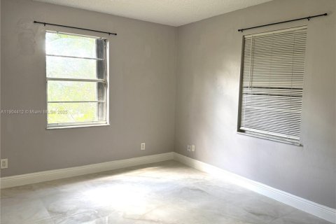 Villa ou maison à louer à Hollywood, Floride: 3 chambres, 98.1 m2 № 1955767 - photo 12