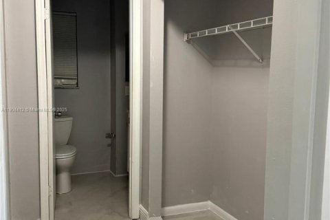 Villa ou maison à louer à Hollywood, Floride: 3 chambres, 98.1 m2 № 1955767 - photo 13