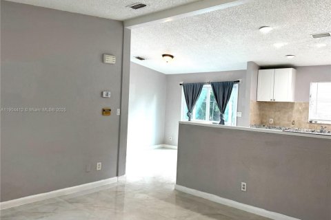 Villa ou maison à louer à Hollywood, Floride: 3 chambres, 98.1 m2 № 1955767 - photo 2