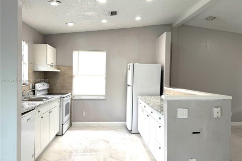 Villa ou maison à louer à Hollywood, Floride: 3 chambres, 98.1 m2 № 1955767 - photo 4