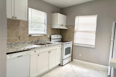 Villa ou maison à louer à Hollywood, Floride: 3 chambres, 98.1 m2 № 1955767 - photo 3