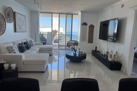 Condominio en alquiler en Hallandale Beach, Florida, 2 dormitorios, 124.21 m2 № 1997089 - foto 3