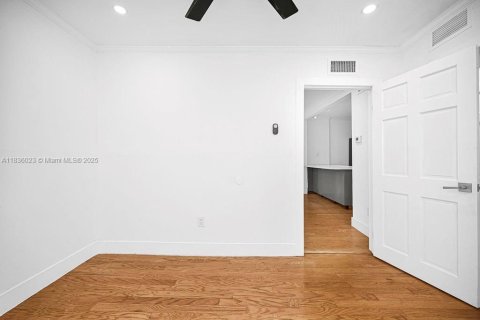 Condo in Miami Beach, Florida, 2 bedrooms  № 1819754 - photo 18