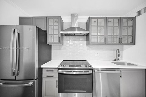 Condo in Miami Beach, Florida, 2 bedrooms  № 1819754 - photo 11