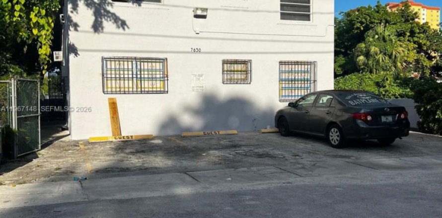 House in Miami, Florida 2 bedrooms, 64.1 sq.m. № 2043687