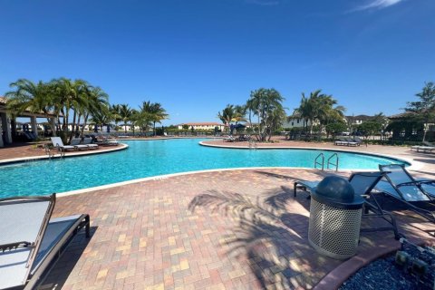 Casa en alquiler en Hialeah, Florida, 5 dormitorios, 308.06 m2 № 1207550 - foto 1