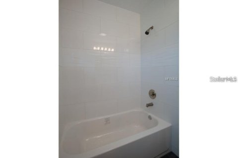 House in Tampa, Florida 3 bedrooms, 120.49 sq.m. № 2216868 - photo 12