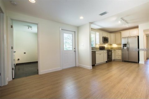 House in Tampa, Florida 3 bedrooms, 120.49 sq.m. № 2216868 - photo 8