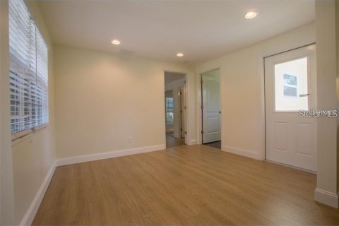 House in Tampa, Florida 3 bedrooms, 120.49 sq.m. № 2216868 - photo 4