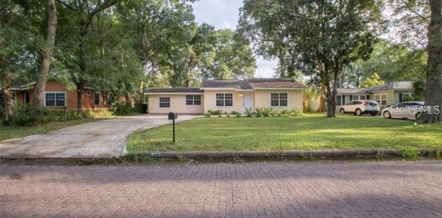 House in Tampa, Florida 3 bedrooms, 120.49 sq.m. № 2216868