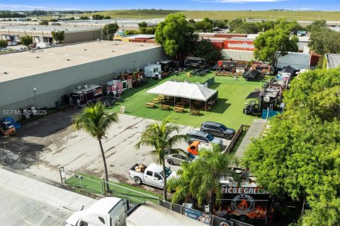 Immobilier commercial à Medley, Floride № 2158094