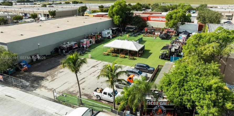 Immobilier commercial à Medley, Floride № 2158094