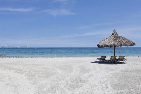 Condo in Miami Beach, Florida, 3 bedrooms  № 1862804 - photo 19