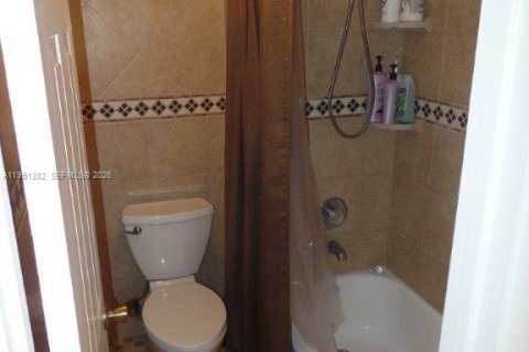 Condo in Weston, Florida, 2 bedrooms № 2008487 - photo 30