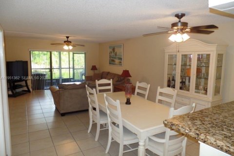 Condo in Weston, Florida, 2 bedrooms № 2008487 - photo 22