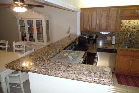 Condo in Weston, Florida, 2 bedrooms № 2008487 - photo 12
