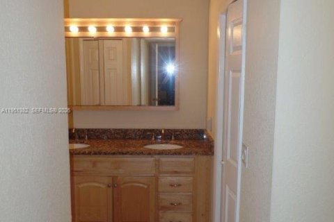 Condo in Weston, Florida, 2 bedrooms № 2008487 - photo 27