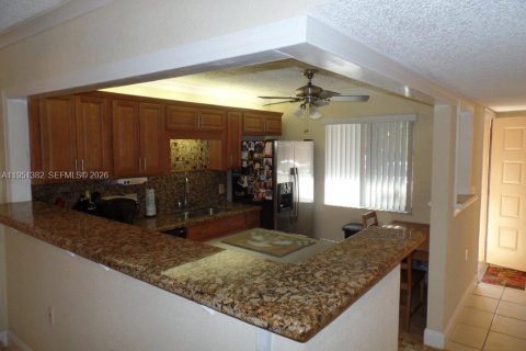 Condo in Weston, Florida, 2 bedrooms № 2008487 - photo 9