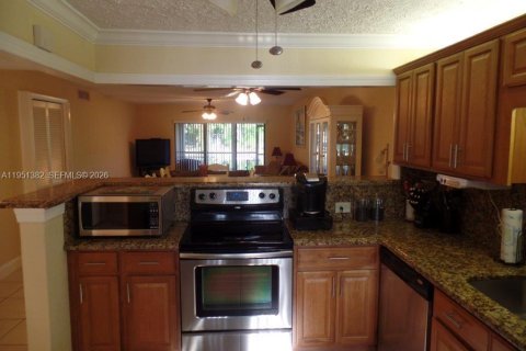 Condo in Weston, Florida, 2 bedrooms № 2008487 - photo 10