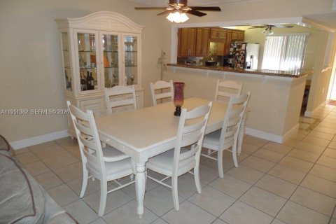 Condo in Weston, Florida, 2 bedrooms № 2008487 - photo 23