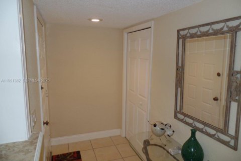 Condo in Weston, Florida, 2 bedrooms № 2008487 - photo 6