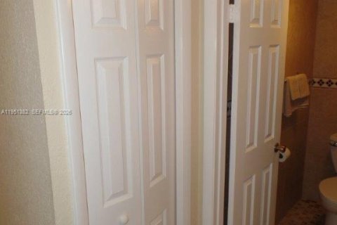 Condo in Weston, Florida, 2 bedrooms № 2008487 - photo 29