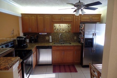 Condo in Weston, Florida, 2 bedrooms № 2008487 - photo 8