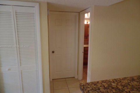 Condo in Weston, Florida, 2 bedrooms № 2008487 - photo 14