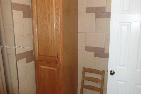 Condo in Weston, Florida, 2 bedrooms № 2008487 - photo 21