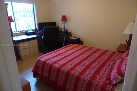 Condo in Weston, Florida, 2 bedrooms № 2008487 - photo 15