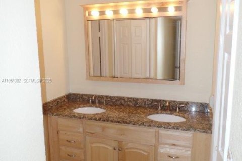 Condo in Weston, Florida, 2 bedrooms № 2008487 - photo 28
