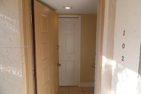 Condo in Weston, Florida, 2 bedrooms № 2008487 - photo 4