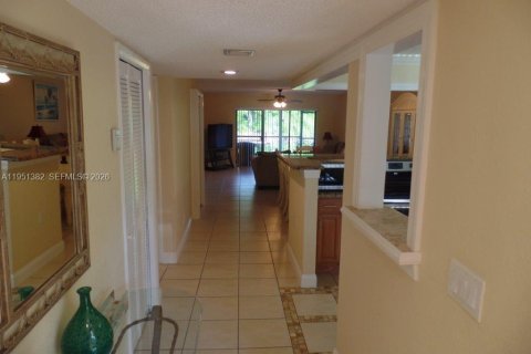 Condo in Weston, Florida, 2 bedrooms № 2008487 - photo 5