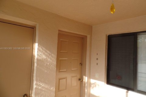 Condo in Weston, Florida, 2 bedrooms № 2008487 - photo 3