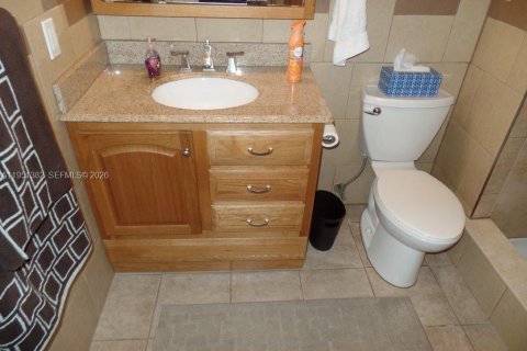 Condo in Weston, Florida, 2 bedrooms № 2008487 - photo 19