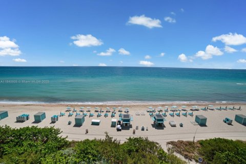 Copropriété à vendre à Miami Beach, Floride: 2 chambres, 109.72 m2 № 1830411 - photo 1