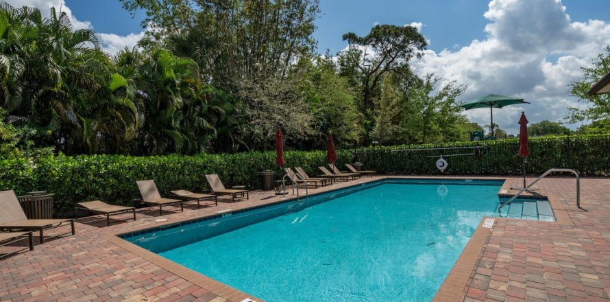 Townhouse in Palm Springs, Florida 3 bedrooms, 157.1 sq.m. № 1075995