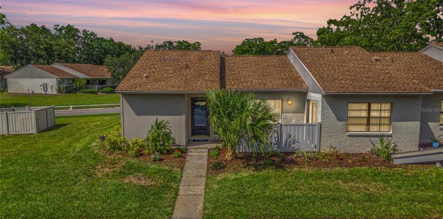 House in Oldsmar, Florida 2 bedrooms, 128.21 sq.m. № 2220440