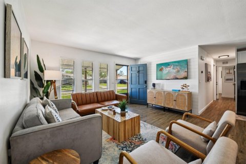 House in Merrit Island, Florida 3 bedrooms, 163.69 sq.m. № 2083481 - photo 9