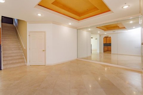 Condominio en venta en Orlando, Florida, 3 dormitorios, 315.96 m2 № 2165885 - foto 4