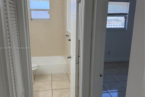 Casa en alquiler en Miami, Florida, 3 dormitorios, 296.73 m2 № 2026272 - foto 7