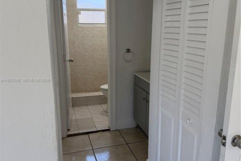 Casa en alquiler en Miami, Florida, 3 dormitorios, 296.73 m2 № 2026272 - foto 15