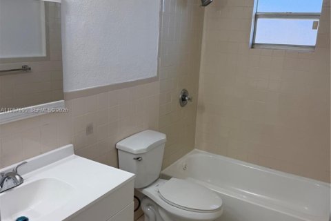 Casa en alquiler en Miami, Florida, 3 dormitorios, 296.73 m2 № 2026272 - foto 10