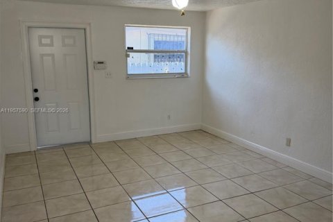 Casa en alquiler en Miami, Florida, 3 dormitorios, 296.73 m2 № 2026272 - foto 5