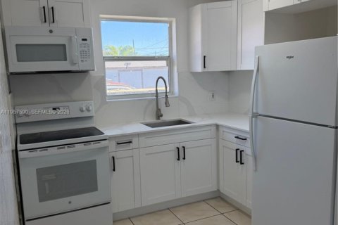 Casa en alquiler en Miami, Florida, 3 dormitorios, 296.73 m2 № 2026272 - foto 3