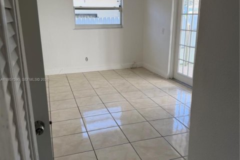 Casa en alquiler en Miami, Florida, 3 dormitorios, 296.73 m2 № 2026272 - foto 19
