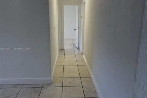 Casa en alquiler en Miami, Florida, 3 dormitorios, 296.73 m2 № 2026272 - foto 6