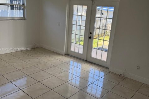 Casa en alquiler en Miami, Florida, 3 dormitorios, 296.73 m2 № 2026272 - foto 13