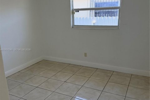 Casa en alquiler en Miami, Florida, 3 dormitorios, 296.73 m2 № 2026272 - foto 11